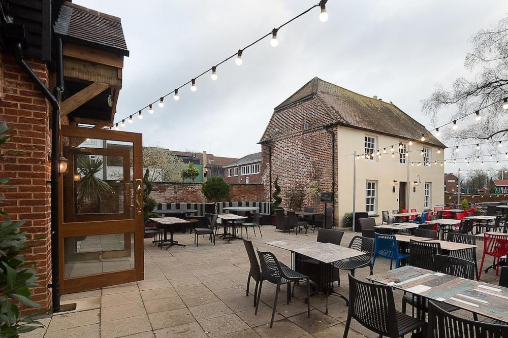 The Hatchet Inn Wetherspoon Newbury  Bagian luar foto