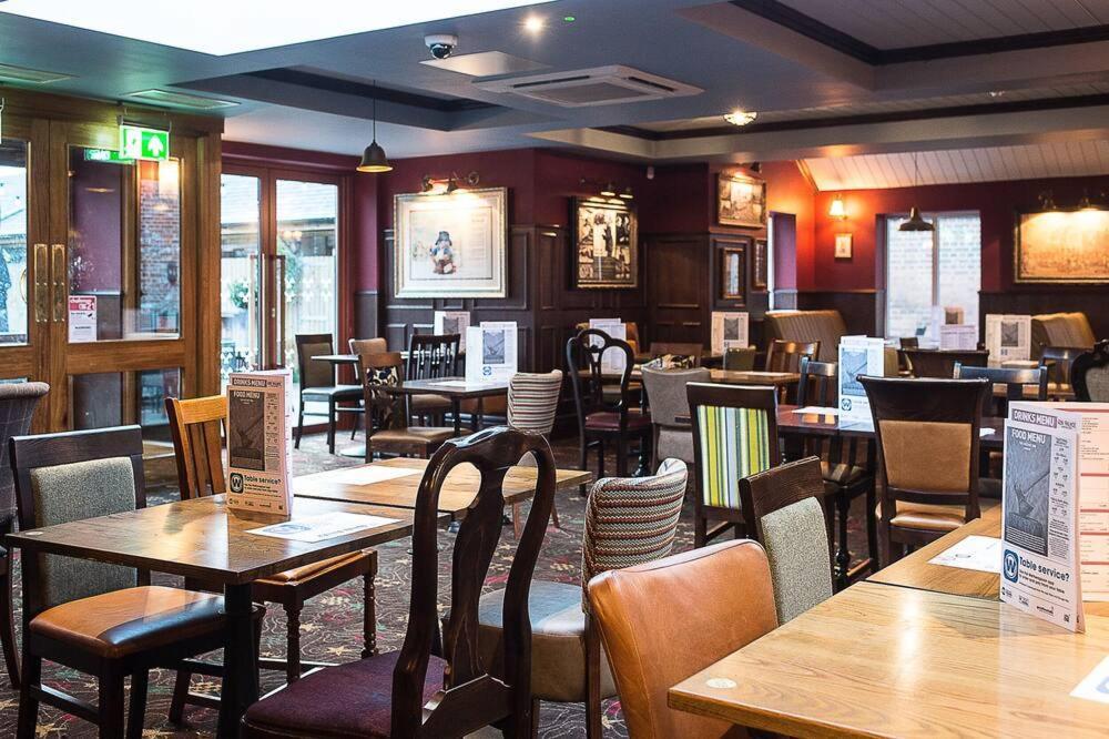 The Hatchet Inn Wetherspoon Newbury  Bagian luar foto